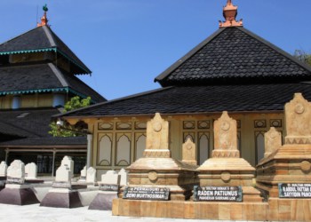 kesultanan islam pertama di pulau jawa adalah