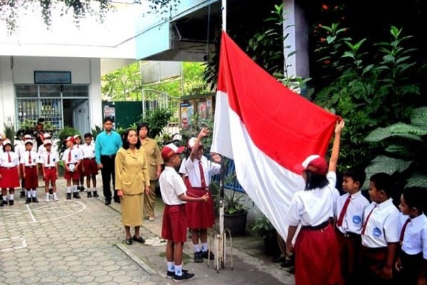 Ogah Hormat  Bendera dan Nyanyi Indonesia Raya 2 Siswa SMP 