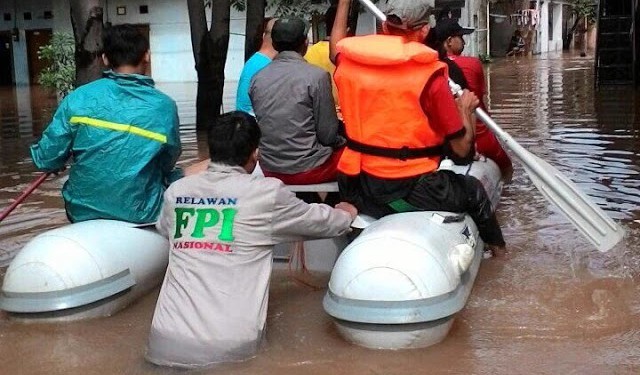 FPI Evakuasi Warga Permukiman Etnis Tionghoa dan Non Muslim Korban Banjir -  IslamToday